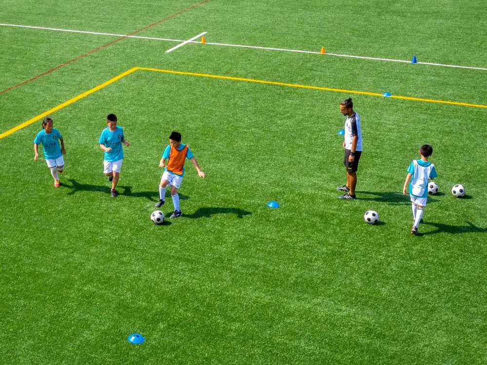 Players working together in a small-sided game